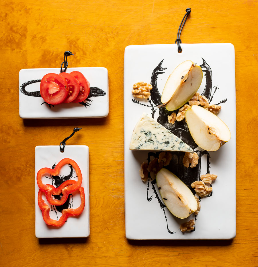 Brickor med bilder i keramik.