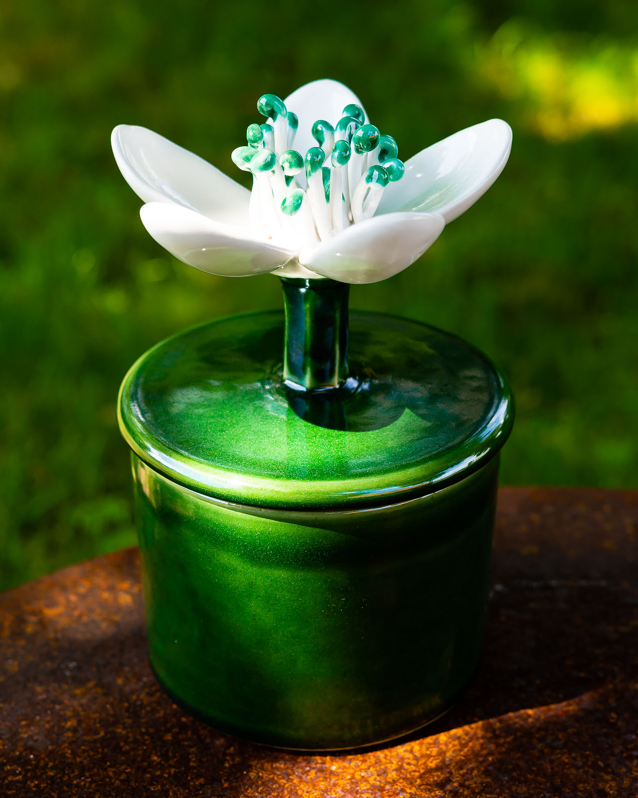 Burk med blomma, keramik av Elna-Karin.