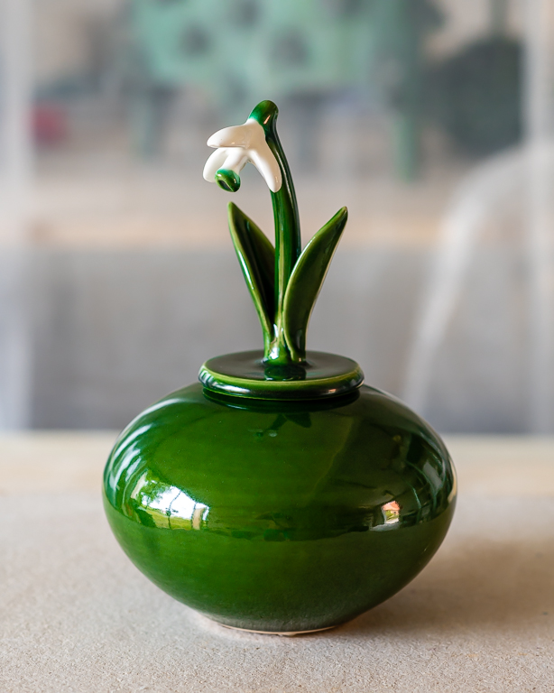 Burk-vas Snödroppe, keramik av Elna-Karin Helgesson