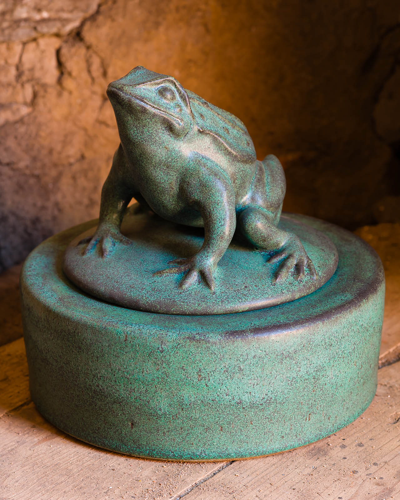 Burk med groda på locket. Keramik av Elna-Karin Helgesson.