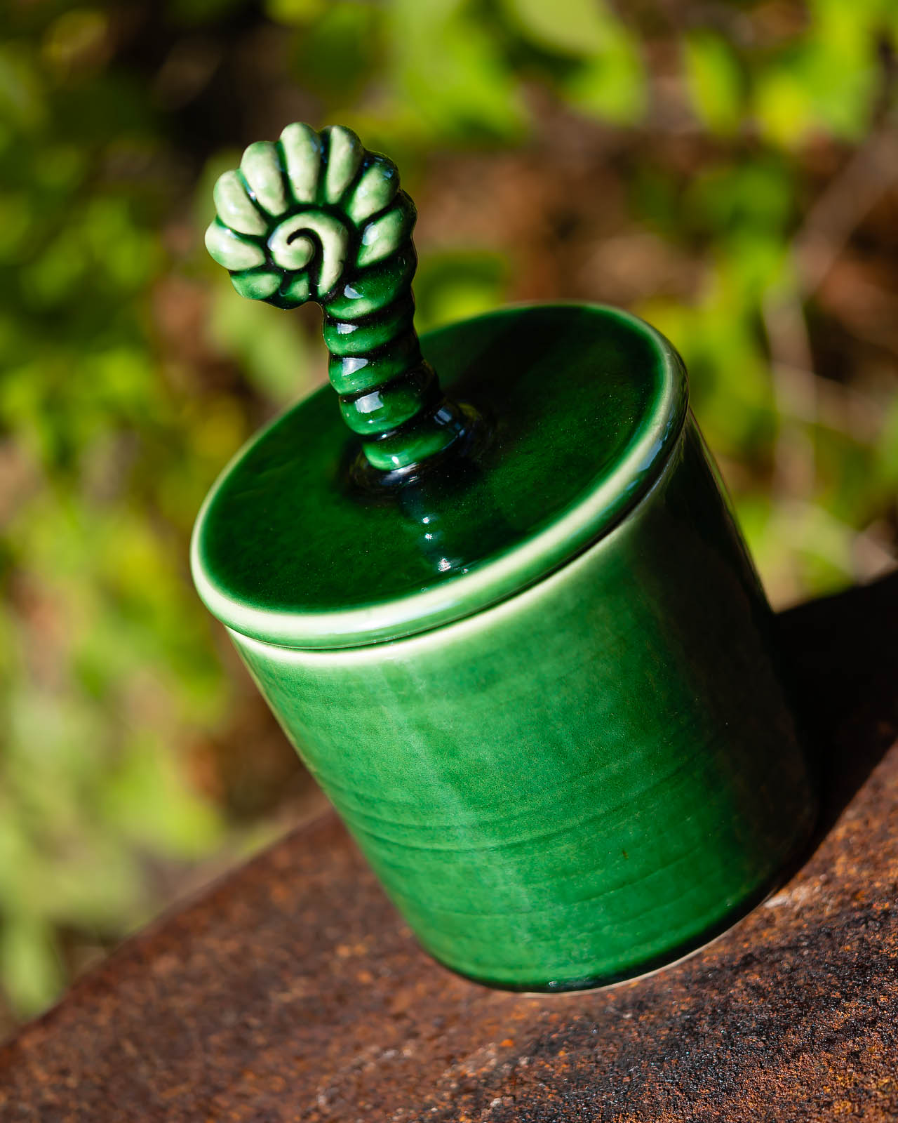 burk_med_ormbunksknopp_keramik_av_elna karin