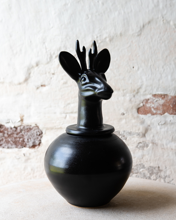 Burk - vas Svart rådjur, keramik av Elna-Karin Helgesson