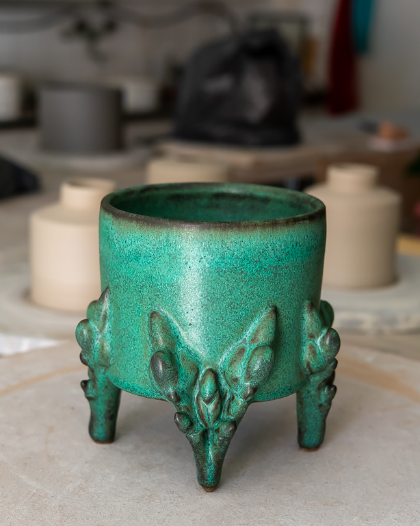 Cylinderkruka med fötter, keramik av Elna-Karin Helgesson