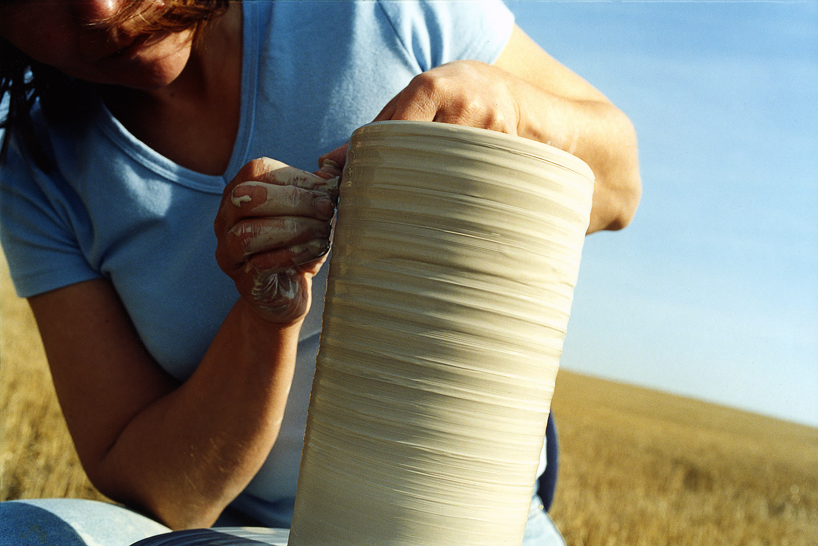 Keramiker Elna-Karin Helgesson drejar.