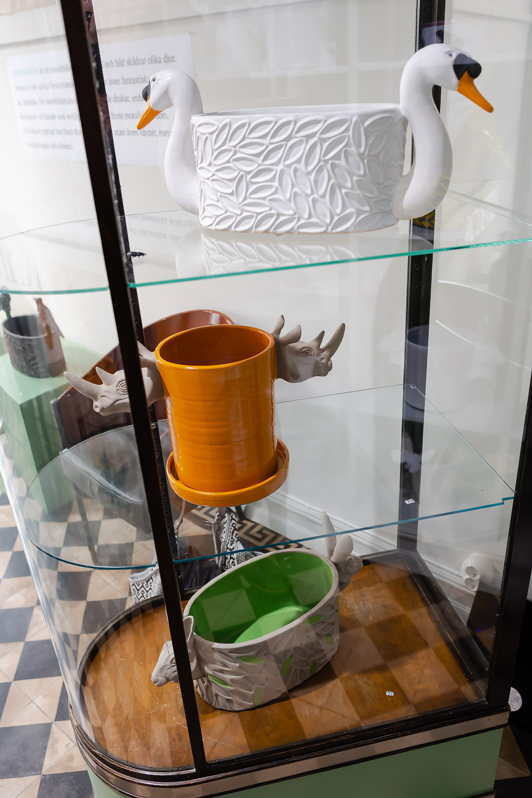 Elna-Karins sagokrukor på Galleri Kammaren.