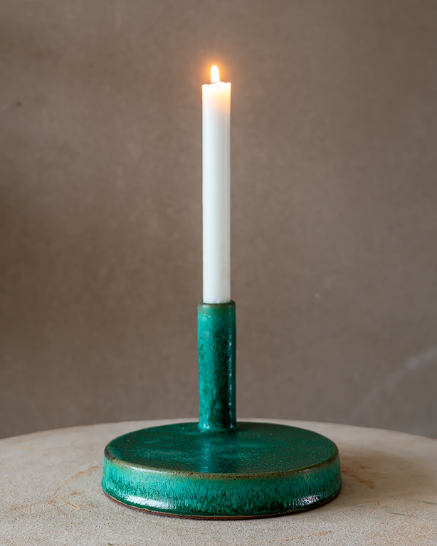 Enkel ljusstake, grön glasyr, keramik av Elna-Karin Helgesson