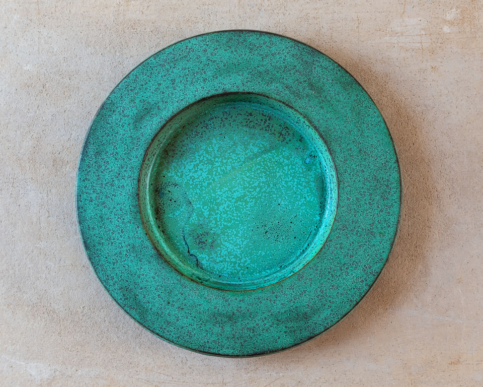 Stort fat med bred kant, keramik av Elna-Karin Helgesson