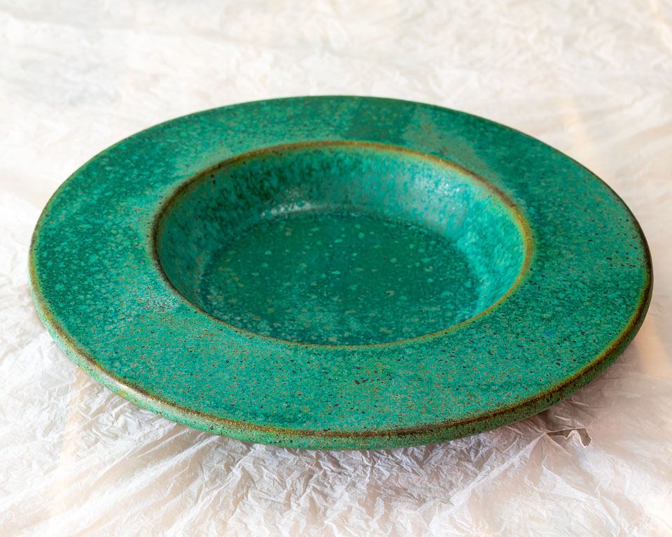 Fat med bred kant, keramik av Elna-Karin Helgesson, silver av Karlheinz Sauer.