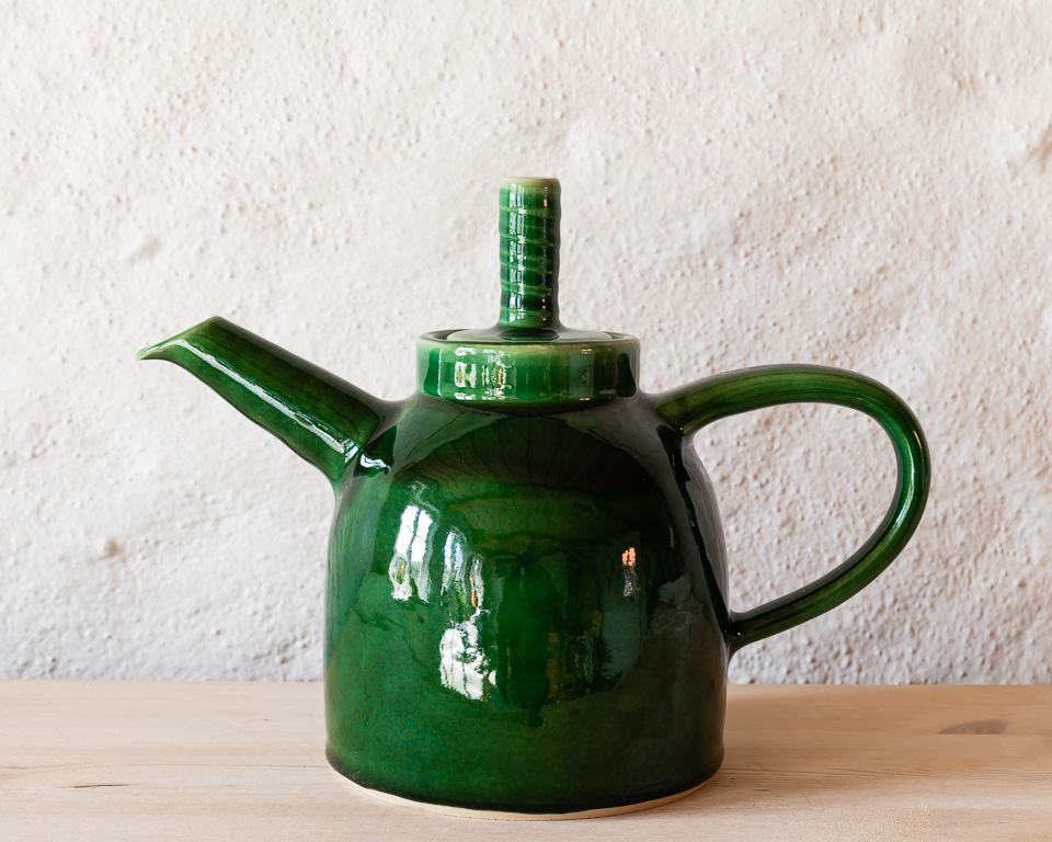 Grön tekanna, keramik av Elna-Karin Helgesson