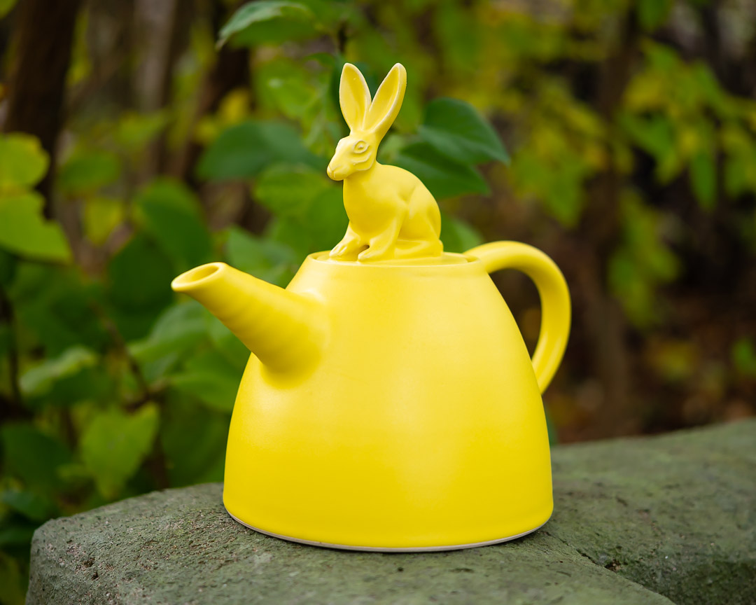 Gul tekanna med har.