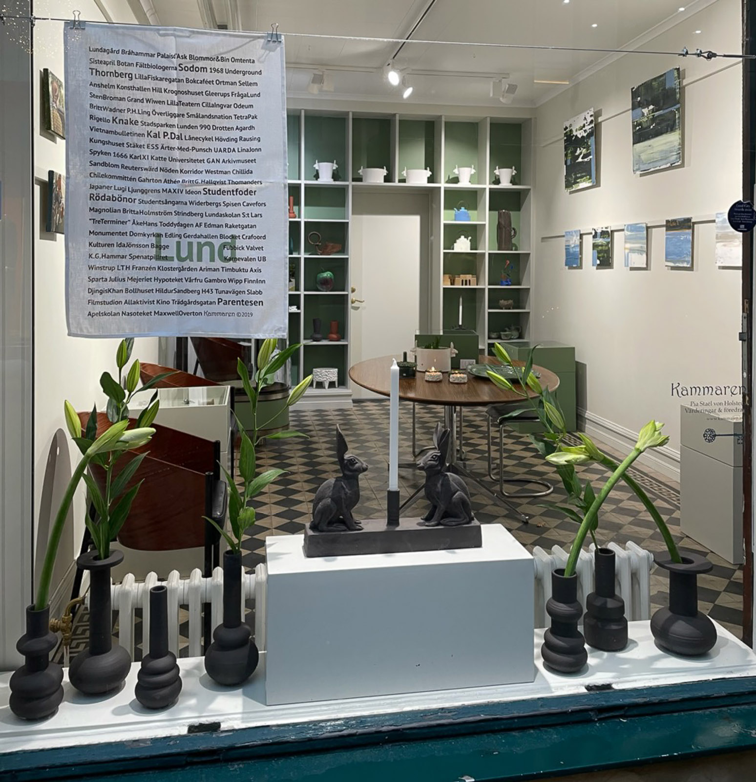 Kammarens skyltfönster.