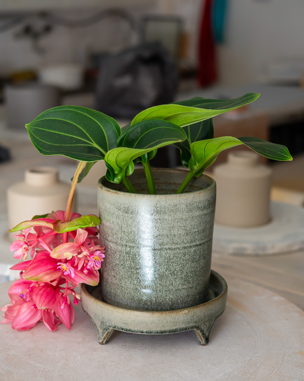 Kruka med fat på ben gråmelerad, keramik av Elna-Karin Helgesson.