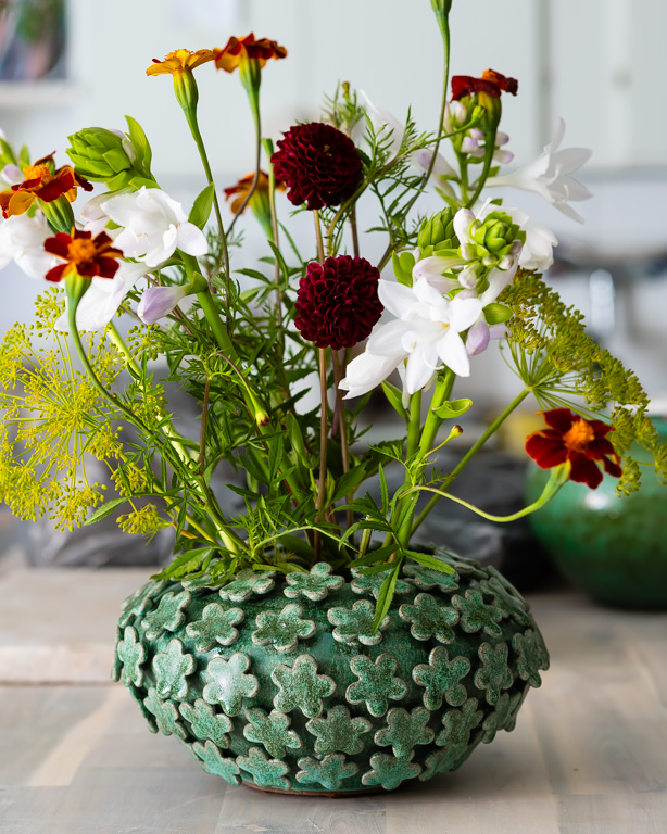 Låg vas Blommor, keramik av Elna-Karin Helgesson.