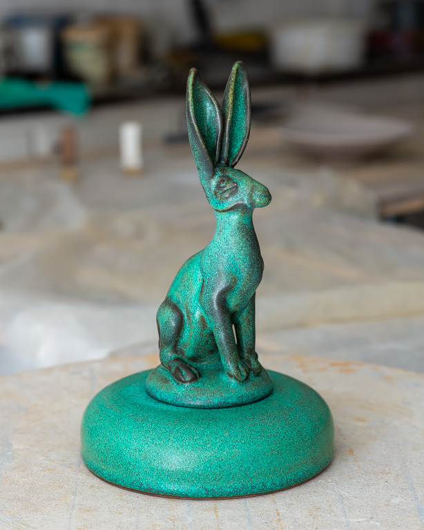 Låg vas - Hare, keramik av Elna-Karin Helgesson