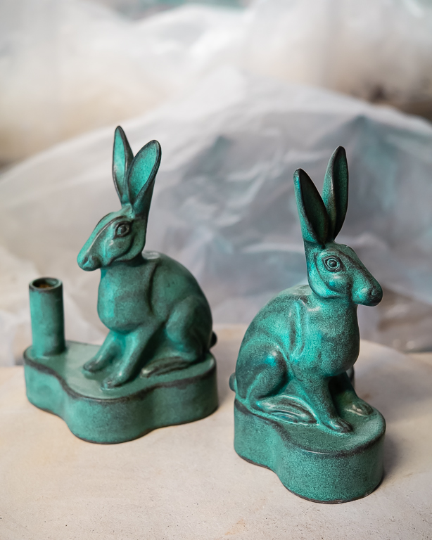 Ljusstake Hare, keramik av Elna-Karin Helgesson.