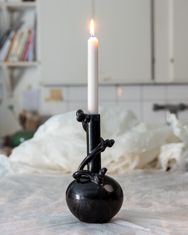 Ljusstake Slingrande växt, keramik av Elna-Karin Helgesson.