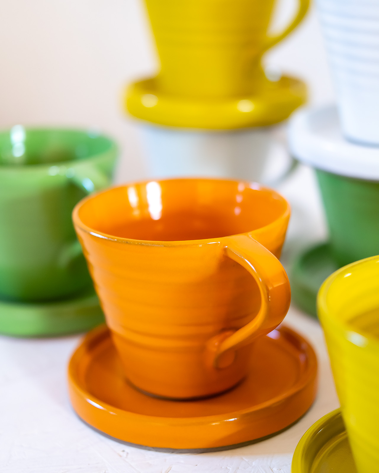 Orange kopp keramik av Elna-Karin.