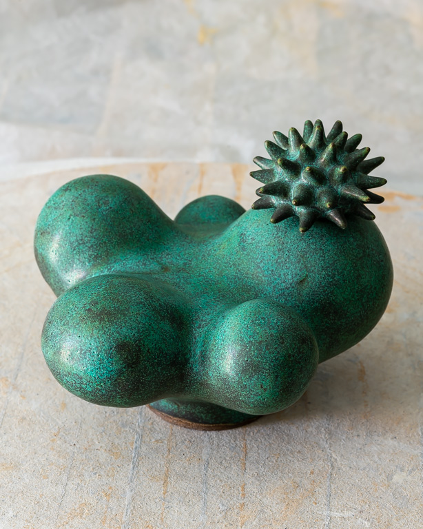 Organisk form, keramik av Elna-Karin Helgesson.