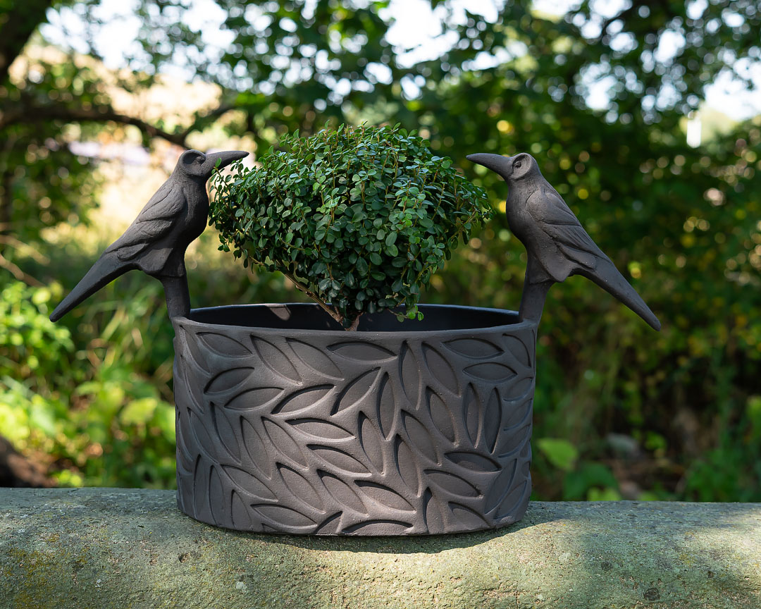 Oval kruka med råkor av Elna-Karin.