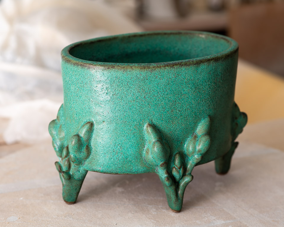 Ovalt kärl på ben, keramik av Elna-Karin Helgesson