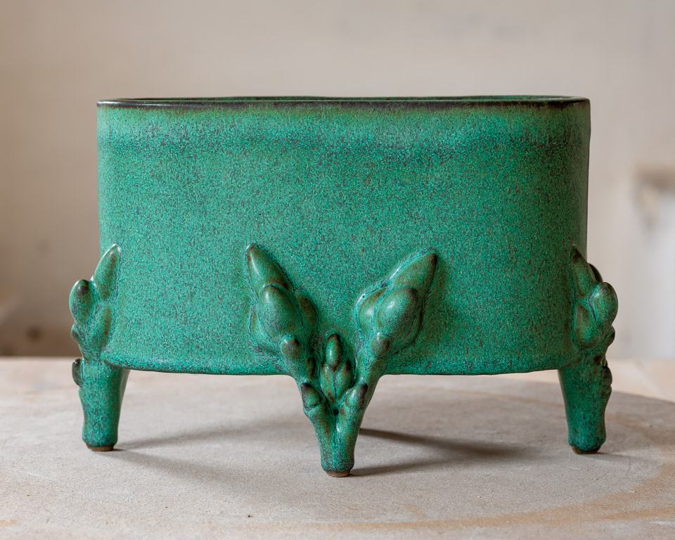 Ovalt växtkärl på ben, Knoppar, keramik av Elna-Karin Helgesson