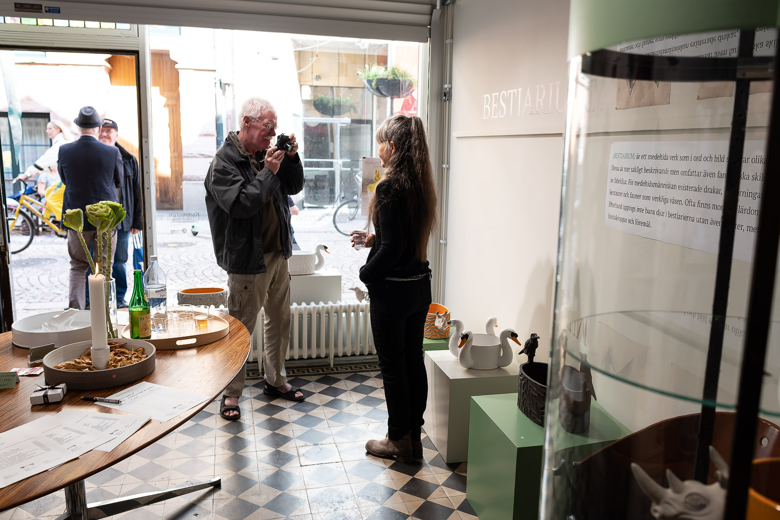 Fotografen Ralph Nykvist fotograferar Elna-Karin.