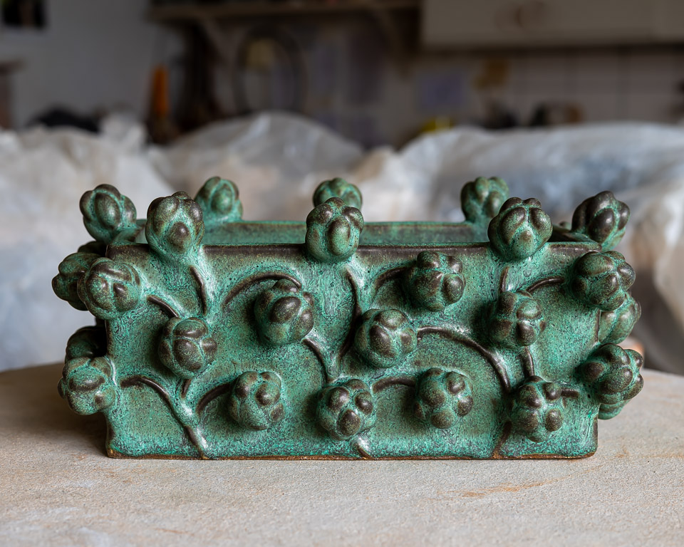 Rektangulärt kärl Knoppar, keramik av Elna-Karin Helgesson