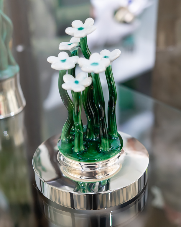 Skira blommor, keramik av Elna-Karin Helgesson, silver av Karlheinz Sauer