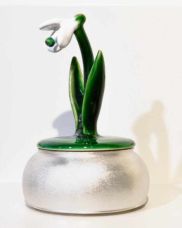 Dosa Snödroppe. Keramik av Elna-Karin Helgesson och silver av Karlheinz Sauer