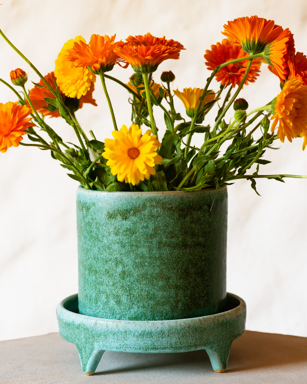 Stor kruka med fat på fötter, keramik av Elna-Karin Helgesson