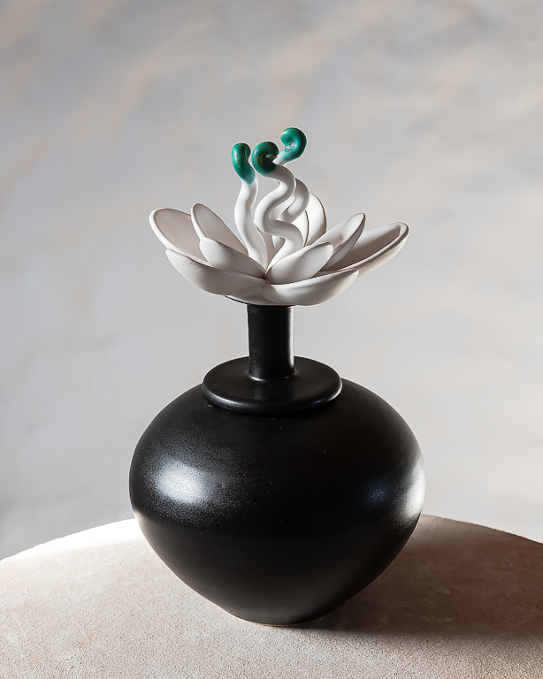 Svart burk / vas Pion, keramik av Elna-Karin Helgesson