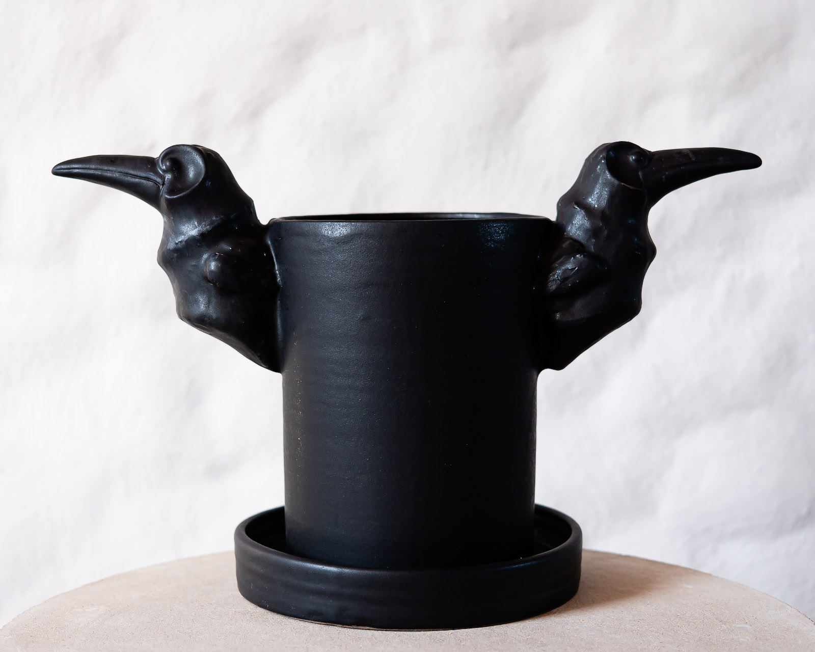 Svart kruka med råkor, keramik av Elna-Karin.