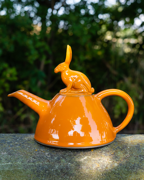 Tekanna Orange Hare, keramik av Elna-Karin Helgesson