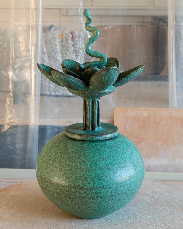 Vas - burk Pion, keramik av Elna-Karin Helgesson.