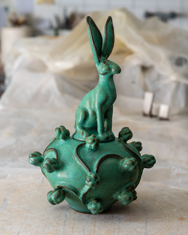 Vas Harens bo, keramik av Elna-Karin Helgesson.