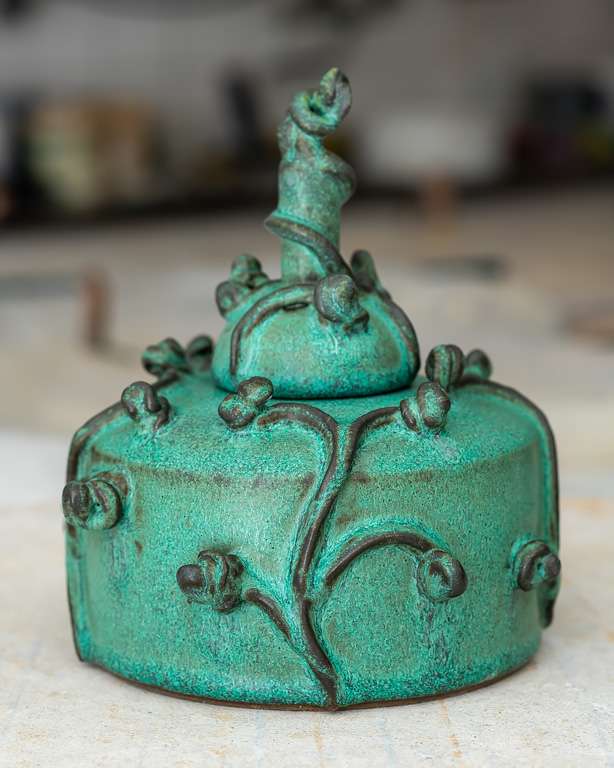 Vas med lock - Slingerväxt, keramik av Elna-Karin Helgesson