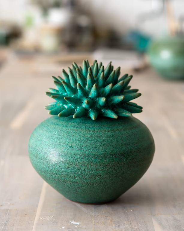 Vas med stort lock - Tistel, keramik Elna-Karin Helgesson, silver Karlheinz Sauer. keramik av Elna-Karin Helgesson