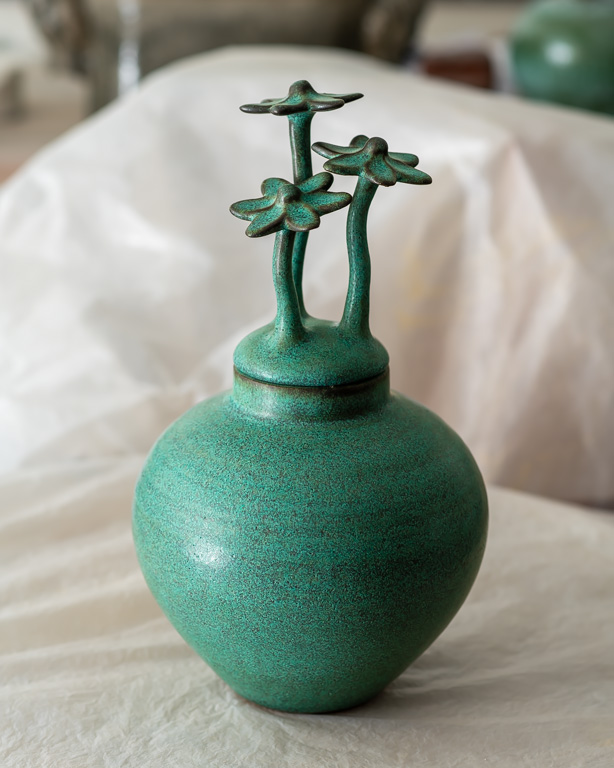 Vas Vårblommor, keramik av Elna-Karin Helgesson