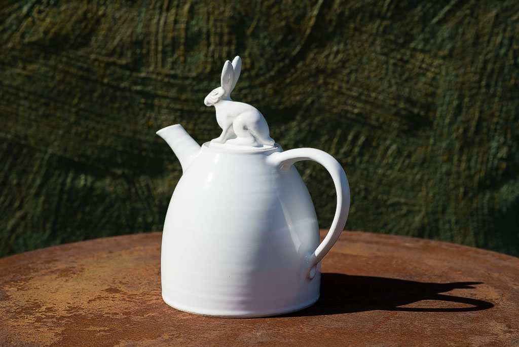 Vit hög tekanna med hare.