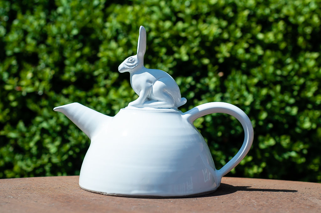Vit tekanna med hare av Elna-Karin.